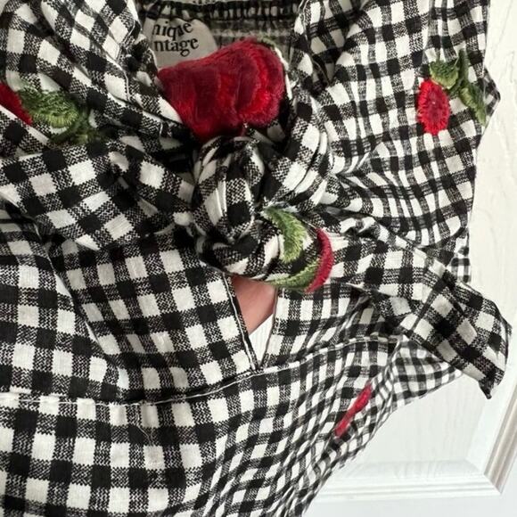 UNIQUE VINTAGE Gingham Check Embroidered Red Floral Crop Pin-Up Top Smocked 1X - Picture 6 of 8
